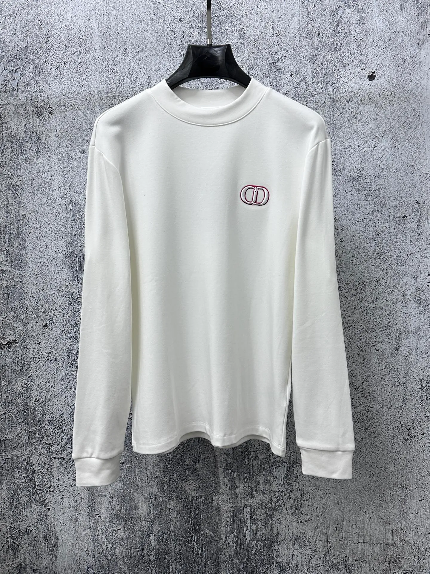 P290 【Dior】Dior half turtleneck embroidered logo plus velvet long-sleeved bottoming shirt with logo pattern embroidery design! The imported high-density double-sided stretch cotton fabric is not stiff and has a rich three-dimensional feel overall. It is a quality export order that meets the simple needs of commuters for dressing. The upper body effect is very good. It is not picky about body shapes and is the same for men and women. Size: S-2XL